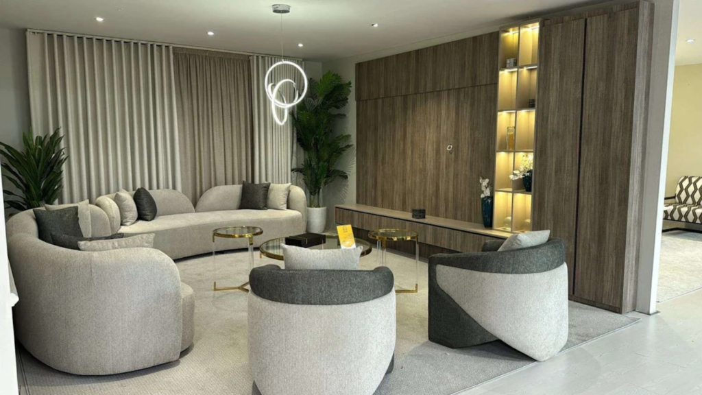 كنب مودرن وستائر جميلة